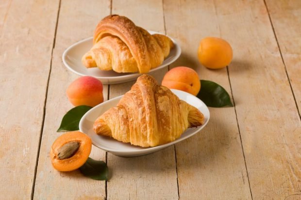 Croissants with apricots