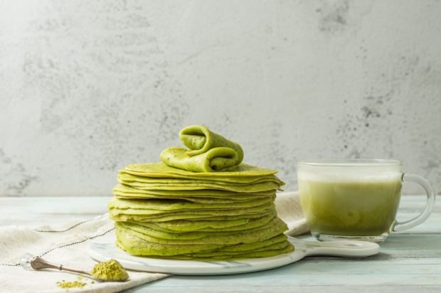 Green pancakes with matcha tea