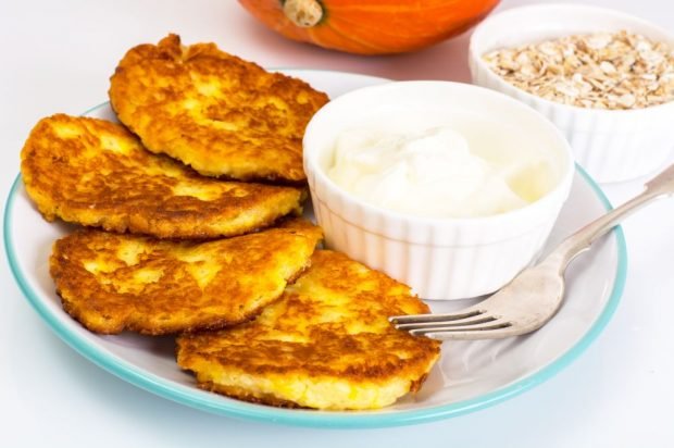 Pumpkin pancakes and oat flakes