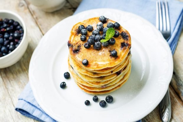 Pancakes with ricotta and blueberries