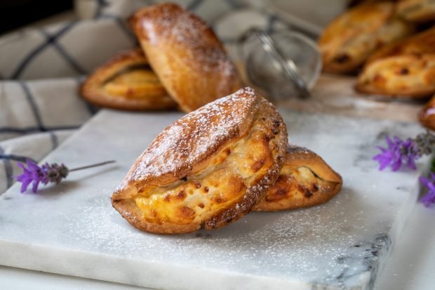 Sochniki with cottage cheese from shortbread dough