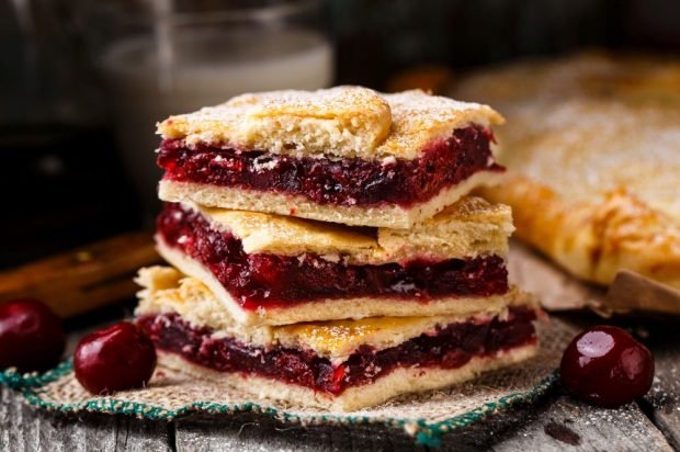 Homemade cherry pie 