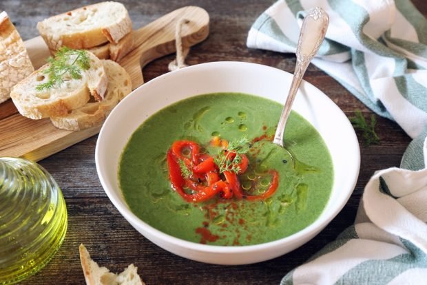 Pea soup with spinach and chili