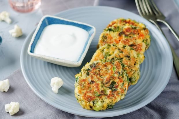 Pancakes made of cauliflower, green peas and dill