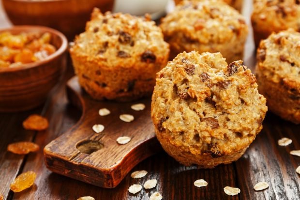 Oatmeal cupcakes with raisins