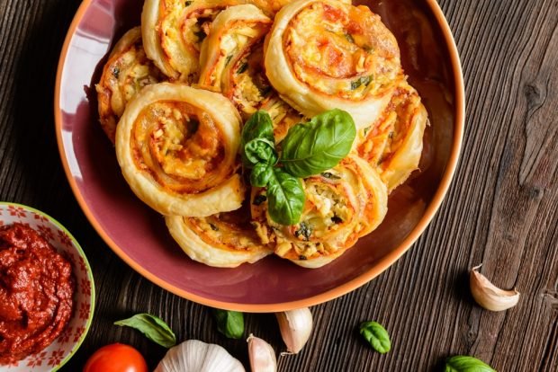 Puffs with mozzarella, tomatoes and basil