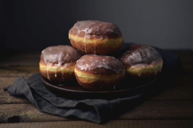 Doughnuts on condensed milk with icing sugar