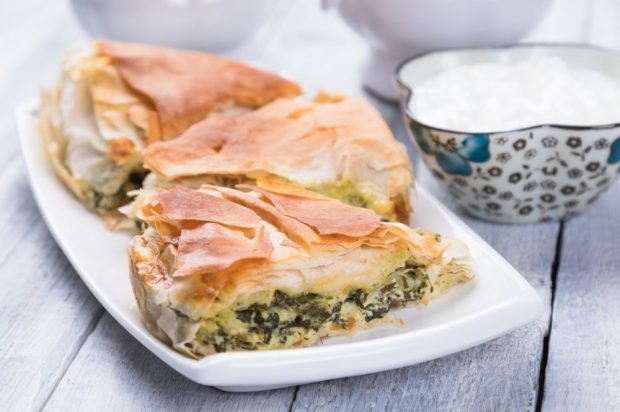 Puff pastry pie with spinach and feta is a simple and delicious recipe, how to cook step by step