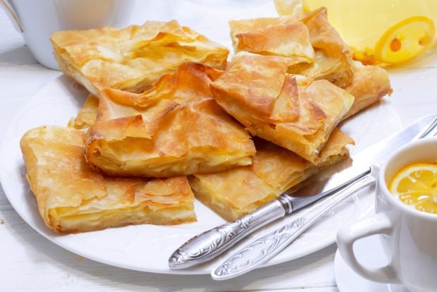 Khachapuri from puff pastry with hard cheese 