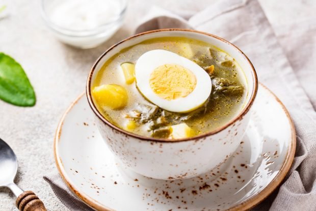 Green borscht in a slow cooker 