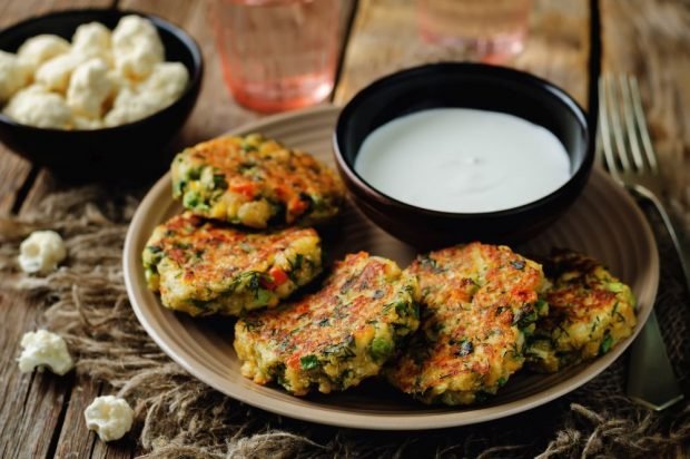 Pancakes made of cauliflower, green peas and carrots