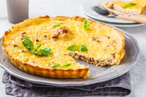 Tuna, tomato and basil pie is a simple and delicious recipe, how to cook step by step