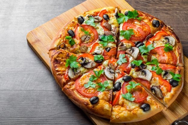 Vegetable pizza with mushrooms 