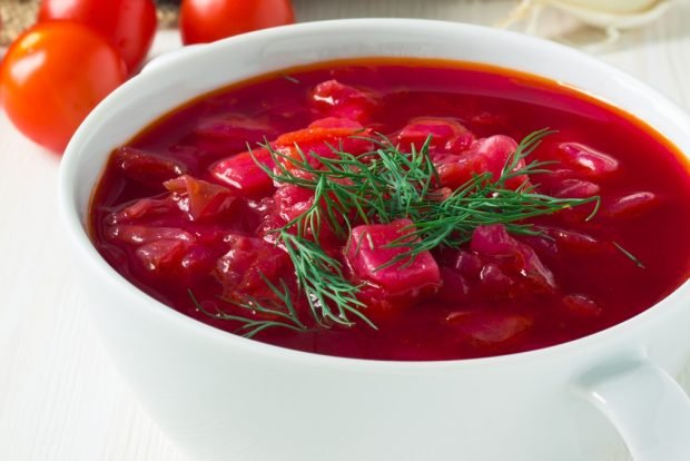 Ukrainian borscht with grated beetroot