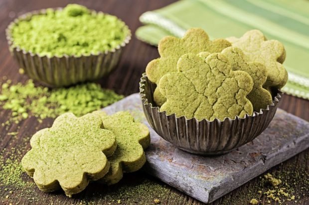 Shortbread cookies with matcha tea