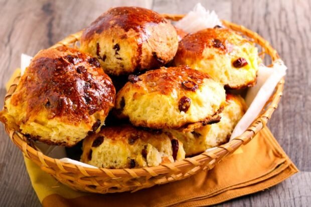 Cottage cheese buns with raisins and cranberries
