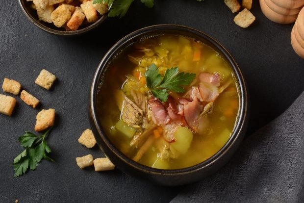 Pea soup with fried onions 