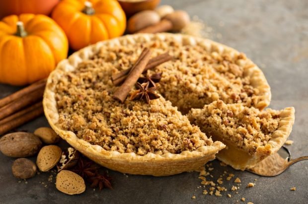 Pumpkin pie with streusel crumbs