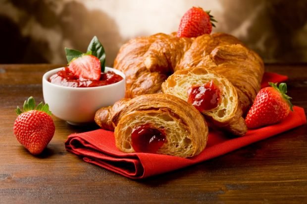 Puff croissants with strawberry jam