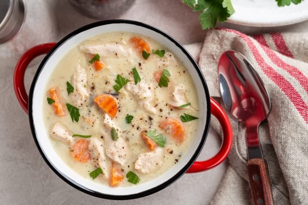 Chicken soup with cream 