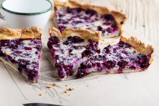 Pie with black currant in the oven