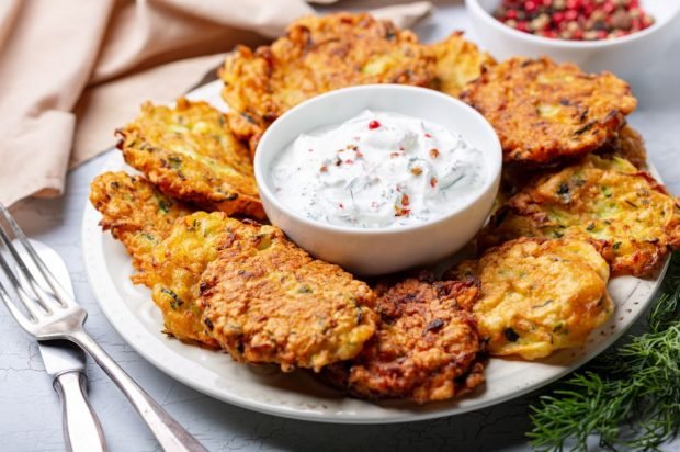 Squash fritters with onions on yogurt