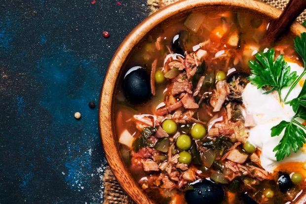 Solyanka with beef and peas in a slow cooker 