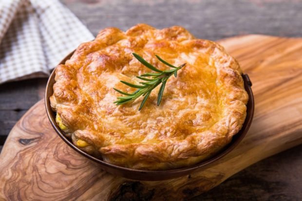 Puff pastry pie with chicken and cheese