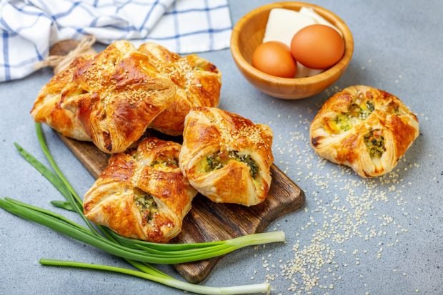 Puff pastry with spinach, egg and green onion 