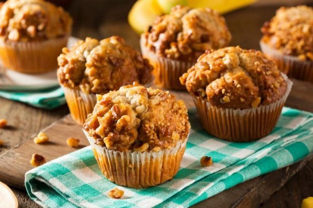 Cupcakes with bananas and nuts