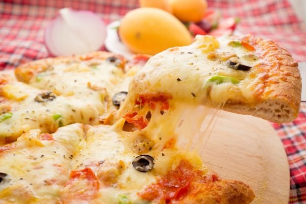 Pizza with chicken and vegetables is a simple and delicious recipe, how to cook step by step