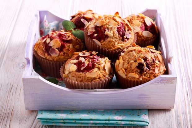 Muffins with cherries and almonds