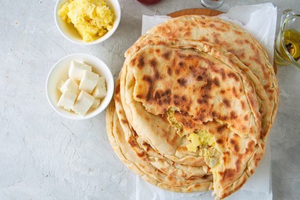 Khachapuri with potatoes in a frying pan is a simple and delicious recipe for cooking step by step