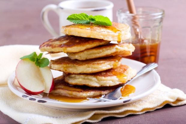 Fragrant pancakes with apples and cinnamon