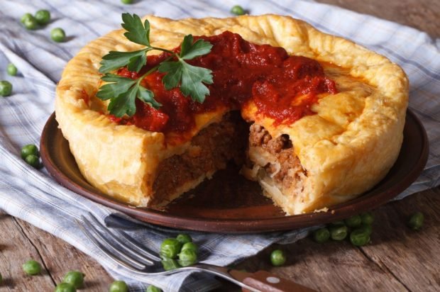 Minced meat and onion pie