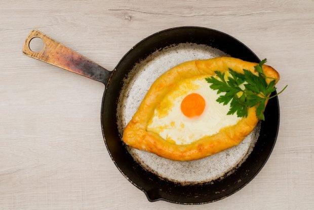 Lazy Adjarian khachapuri in a frying pan 