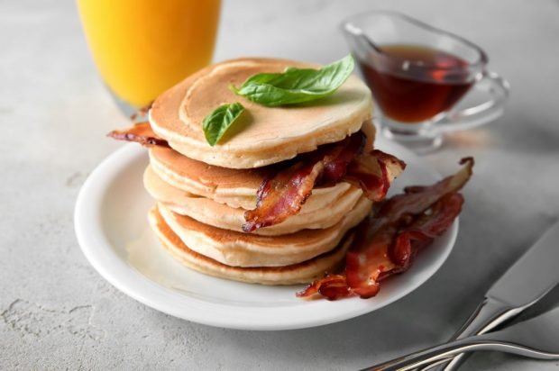 Pancakes with fried bacon