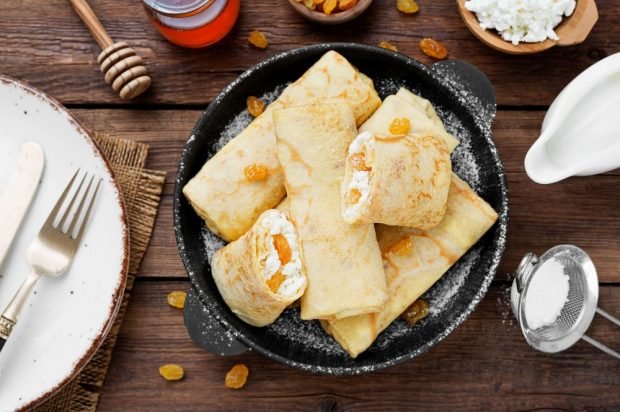 Pancakes with cottage cheese and raisins