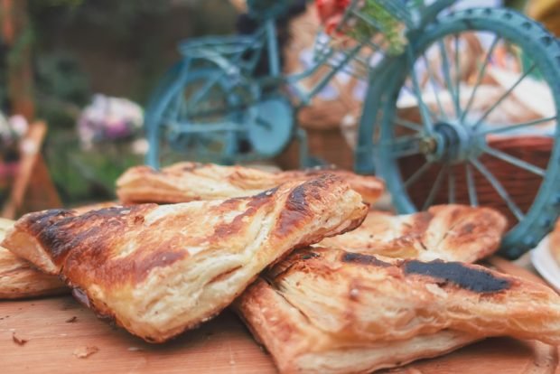 Khachapuri with puff pastry meat 