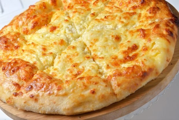 Khachapuri with pear and blue cheese 