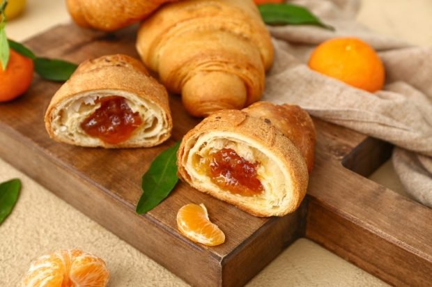 Croissants with tangerine jam