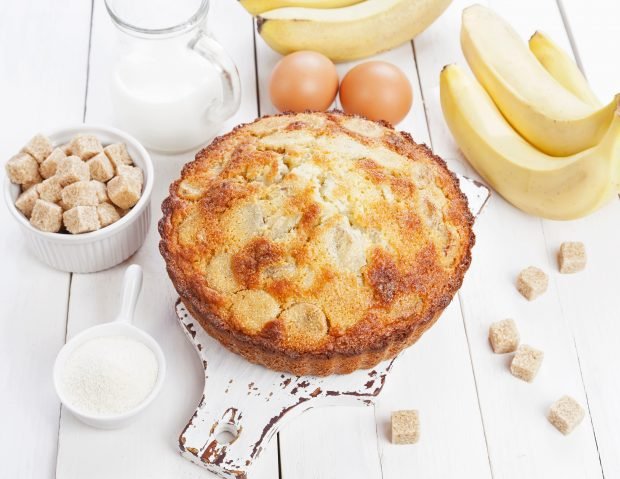 Charlotte with bananas in the oven 