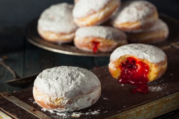 Yeast donuts with jam