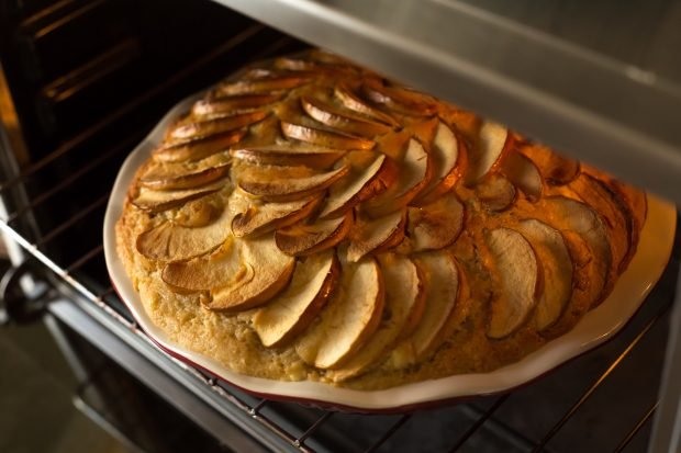 Charlotte with apples in the oven 