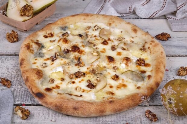 Pizza with pear, cheese and walnuts