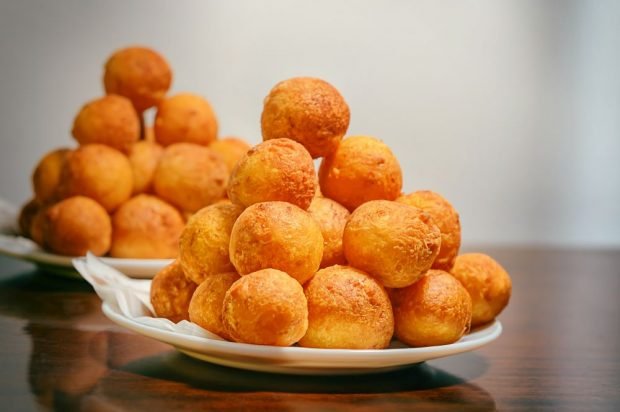 Doughnuts with yeast and cream