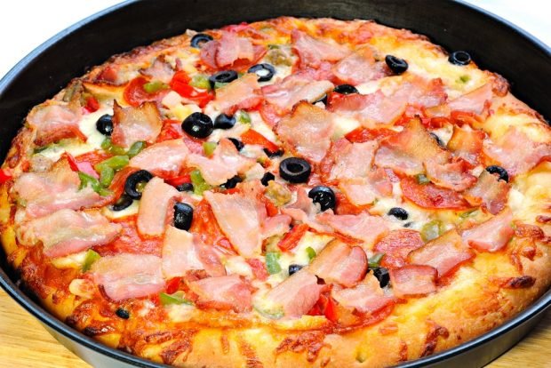 Pizza with bacon and pepper is a simple and delicious recipe, how to cook step by step