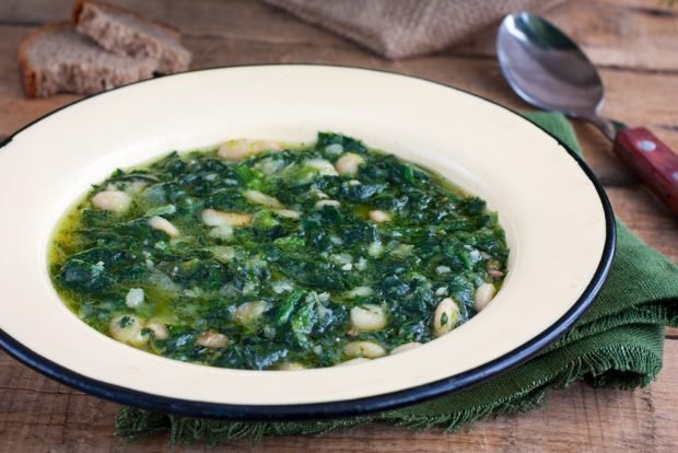 Chicken soup with beans and spinach 