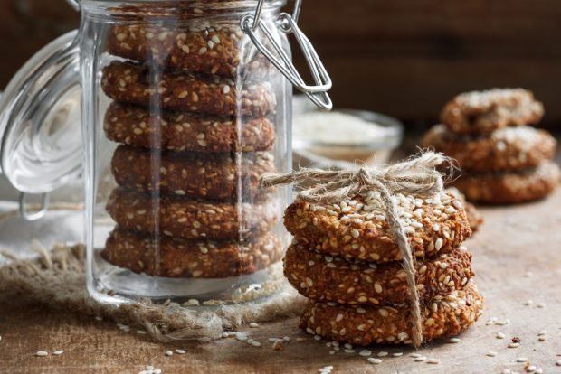 Chocolate cookies with sesame seeds