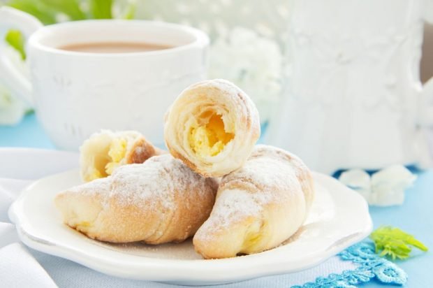 Croissants with vanilla cottage cheese